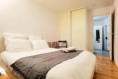 Un ou plusieurs lits dans un hébergement de l'établissement Calm apt with inner yard 900m to Galerie Lafayette N9-3