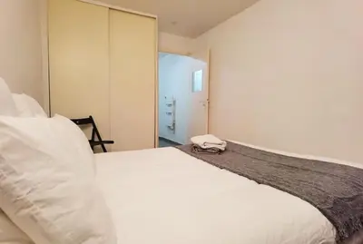 Un ou plusieurs lits dans un hébergement de l'établissement Calm apt with inner yard 900m to Galerie Lafayette N9-3