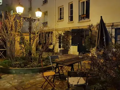 Jardin de l'établissement Calm apt with inner yard 900m to Galerie Lafayette N9-3