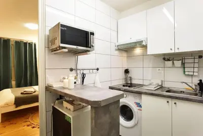 Cuisine ou kitchenette dans l'établissement Calm apt with inner yard 900m to Galerie Lafayette N9-3