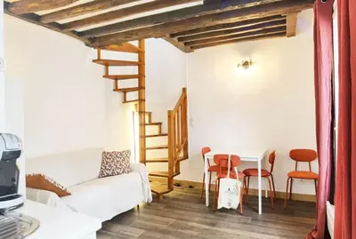 Coin salon dans l'établissement Calm Loft apt in the center of 11arr N11-199