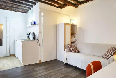 Un ou plusieurs lits dans un hébergement de l'établissement Calm Loft apt in the center of 11arr N11-199