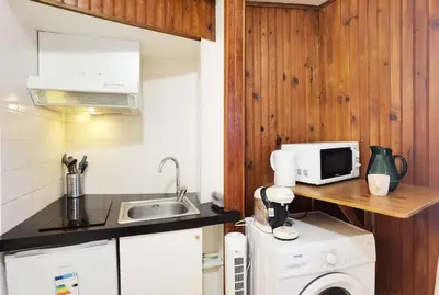 Cuisine ou kitchenette dans l'établissement Full equipped sunshine studio near Bibliothèque