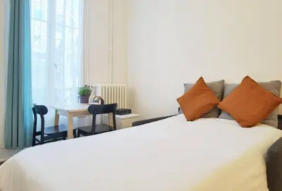 Un ou plusieurs lits dans un hébergement de l'établissement New decored Apt with elevator 50m to Lafayette N9-58