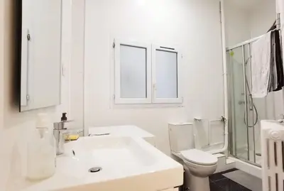 Salle de bains dans l'établissement New decored Apt with elevator 50m to Lafayette N9-58
