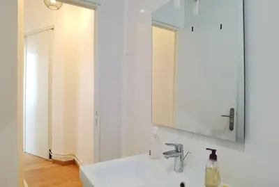 Salle de bains dans l'établissement New decored Apt with elevator 50m to Lafayette N9-58