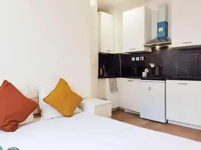 Cuisine ou kitchenette dans l'établissement New decored Apt with elevator 50m to Lafayette N9-58