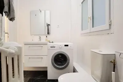 Salle de bains dans l'établissement New decored Apt with elevator 50m to Lafayette N9-58