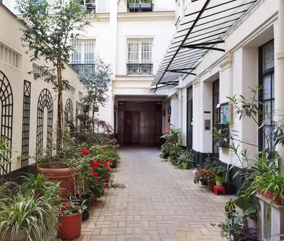 Jardin de l'établissement New decored Apt with elevator 50m to Lafayette N9-58