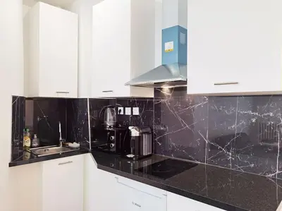 Cuisine ou kitchenette dans l'établissement New decored Apt with elevator 50m to Lafayette N9-58