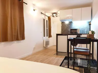 Cuisine ou kitchenette dans l'établissement New renoveted studio in calm area near nation N11-283