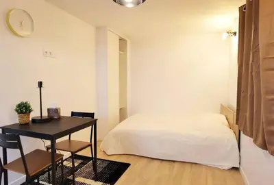 Un ou plusieurs lits dans un hébergement de l'établissement New renoveted studio in calm area near nation N11-283