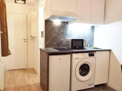 Cuisine ou kitchenette dans l'établissement New renoveted studio in calm area near nation N11-283