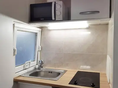 Cuisine ou kitchenette dans l'établissement New deco studio with elevator near Galleries Lafayette N9-4