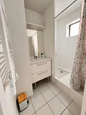 Salle de bains dans l'établissement T2 Paris - Stade de France Parking Gratuit, RER