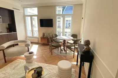 Télévision ou salle de divertissement dans l'établissement 4P 1BR - Fully Renovated with AC - Champs-Elysées