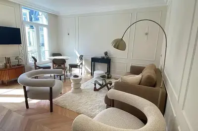 Coin salon dans l'établissement 4P 1BR - Fully Renovated with AC - Champs-Elysées