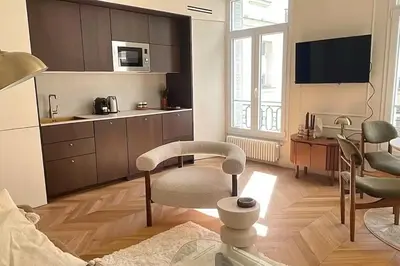 Cuisine ou kitchenette dans l'établissement 4P 1BR - Fully Renovated with AC - Champs-Elysées