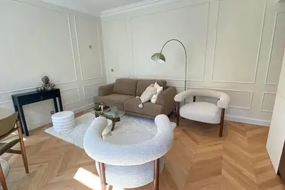 Coin salon dans l'établissement 4P 1BR - Fully Renovated with AC - Champs-Elysées