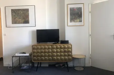 Télévision ou salle de divertissement dans l'établissement Bright studio in the heart of Paris