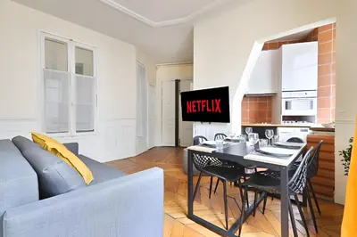 Télévision ou salle de divertissement dans l'établissement Appartement Quartier Chatelet Les Halles 3 Free Netflix
