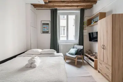Un ou plusieurs lits dans un hébergement de l'établissement Studio en plein Coeur du Marais