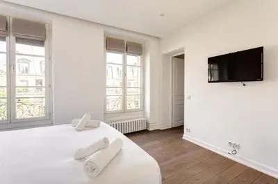 Télévision ou salle de divertissement dans l'établissement The Maubourg Eiffel Tower