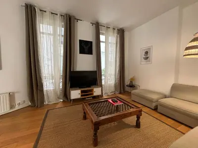 Télévision ou salle de divertissement dans l'établissement Champs Elysées