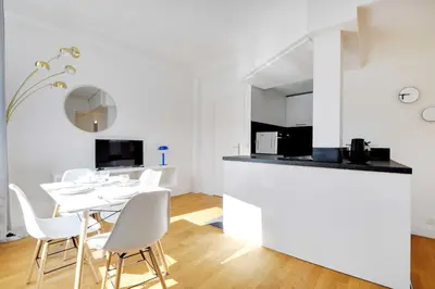 Cuisine ou kitchenette dans l'établissement Comfortable flat near Paris - Suresnes