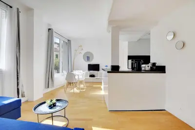 Cuisine ou kitchenette dans l'établissement Comfortable flat near Paris - Suresnes