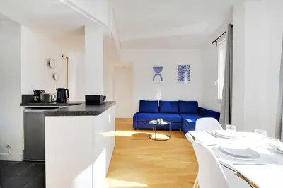 Cuisine ou kitchenette dans l'établissement Comfortable flat near Paris - Suresnes
