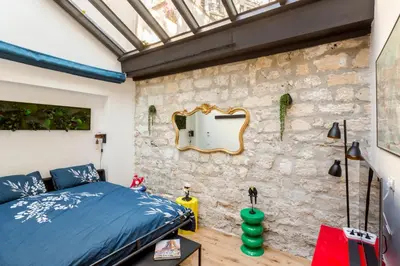 Un ou plusieurs lits dans un hébergement de l'établissement Relais Cocorico Artist Studio glass roof with AC
