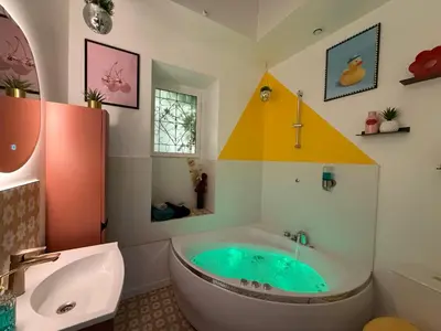 Salle de bains dans l'établissement Relais Cocorico - Cocon proche tour Eiffel avec baignoire Balnéo