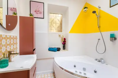 Salle de bains dans l'établissement Relais Cocorico - Cocon proche tour Eiffel avec baignoire Balnéo