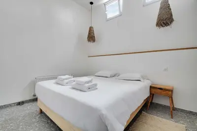 Un ou plusieurs lits dans un hébergement de l'établissement Authentique Apartment - 1BR-4P - Saint-Ouen