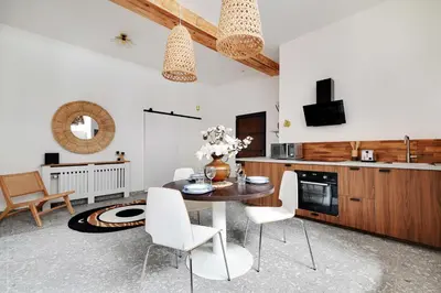 Cuisine ou kitchenette dans l'établissement Authentique Apartment - 1BR-4P - Saint-Ouen