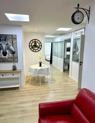 Coin salon dans l'établissement Parisian Spacious 70m2 Flat Near Eiffel Tower