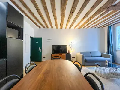 Télévision ou salle de divertissement dans l'établissement Urban Flat 97 - Spacious 1 Bedroom in Paris