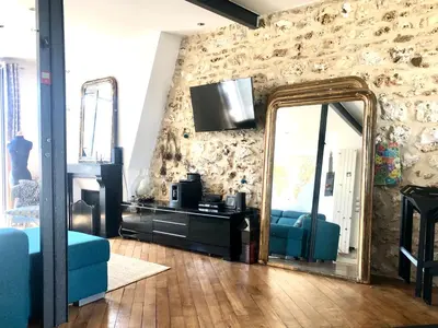 Télévision ou salle de divertissement dans l'établissement Duplex atypique proche Montparnasse & parc expositions