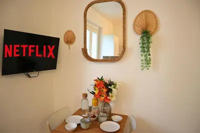 Télévision ou salle de divertissement dans l'établissement Charmant Appartement à Paris 2P