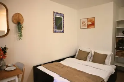 Un ou plusieurs lits dans un hébergement de l'établissement Charmant Appartement à Paris 2P