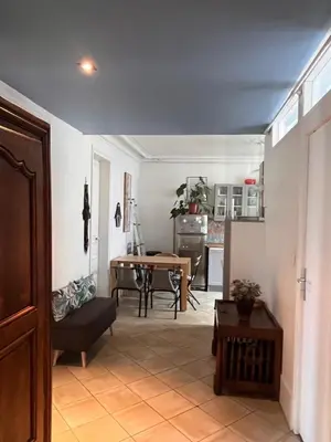 Coin salon dans l'établissement Vivre au Village des Batignolles