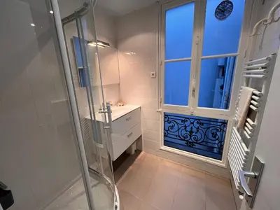 Salle de bains dans l'établissement Vivre au Village des Batignolles