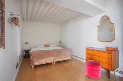 Un ou plusieurs lits dans un hébergement de l'établissement Parisian loft with plenty of light and solarium in Bastille area