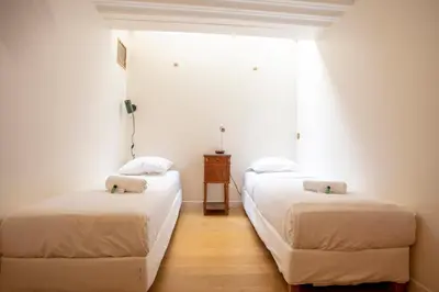 Un ou plusieurs lits dans un hébergement de l'établissement Parisian loft with plenty of light and solarium in Bastille area