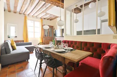 Coin salon dans l'établissement Appartement Quartier Panthéon 2 Free Netflix