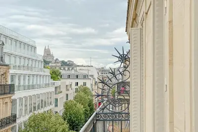 Vue générale sur Paris ou vue de la ville depuis la maison de vacances