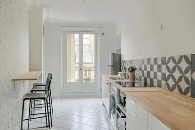Cuisine ou kitchenette dans l'établissement Flexliving - room - Septembre