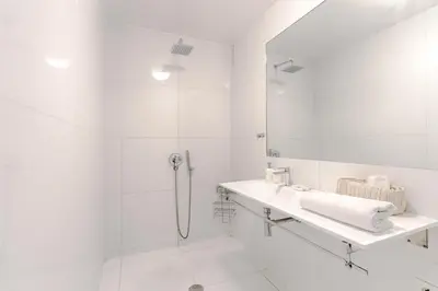 Salle de bains dans l'établissement Apt Dupleix Luxueux Cœur du 16ème 8P 4BR