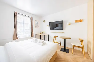 Télévision ou salle de divertissement dans l'établissement 154 Suite luxueuse-Etienne Marcel-Châtelet-Paris 3